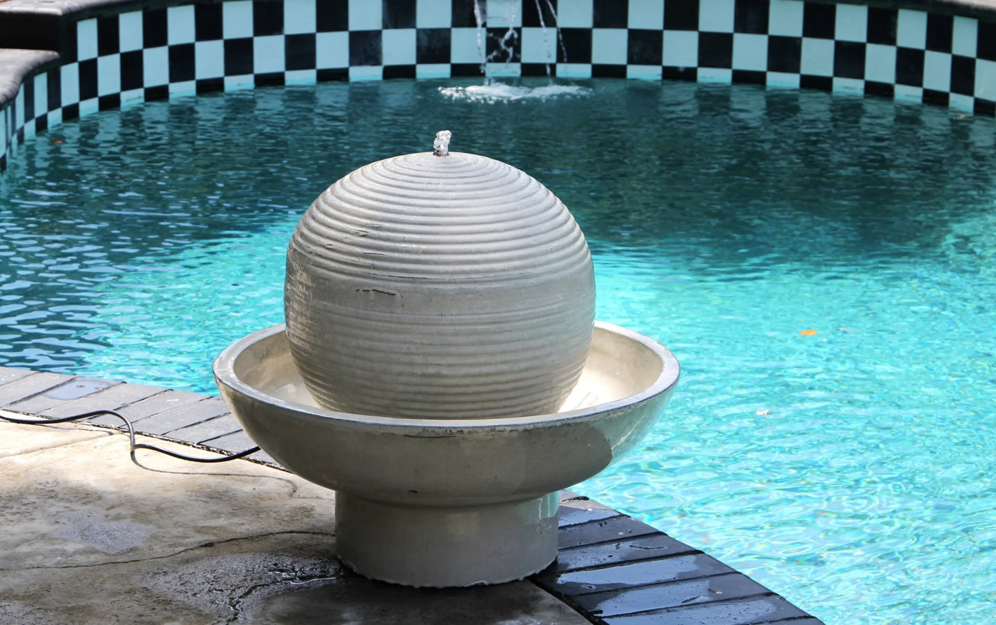 Cambria Sphere Fountain By Plantatorem